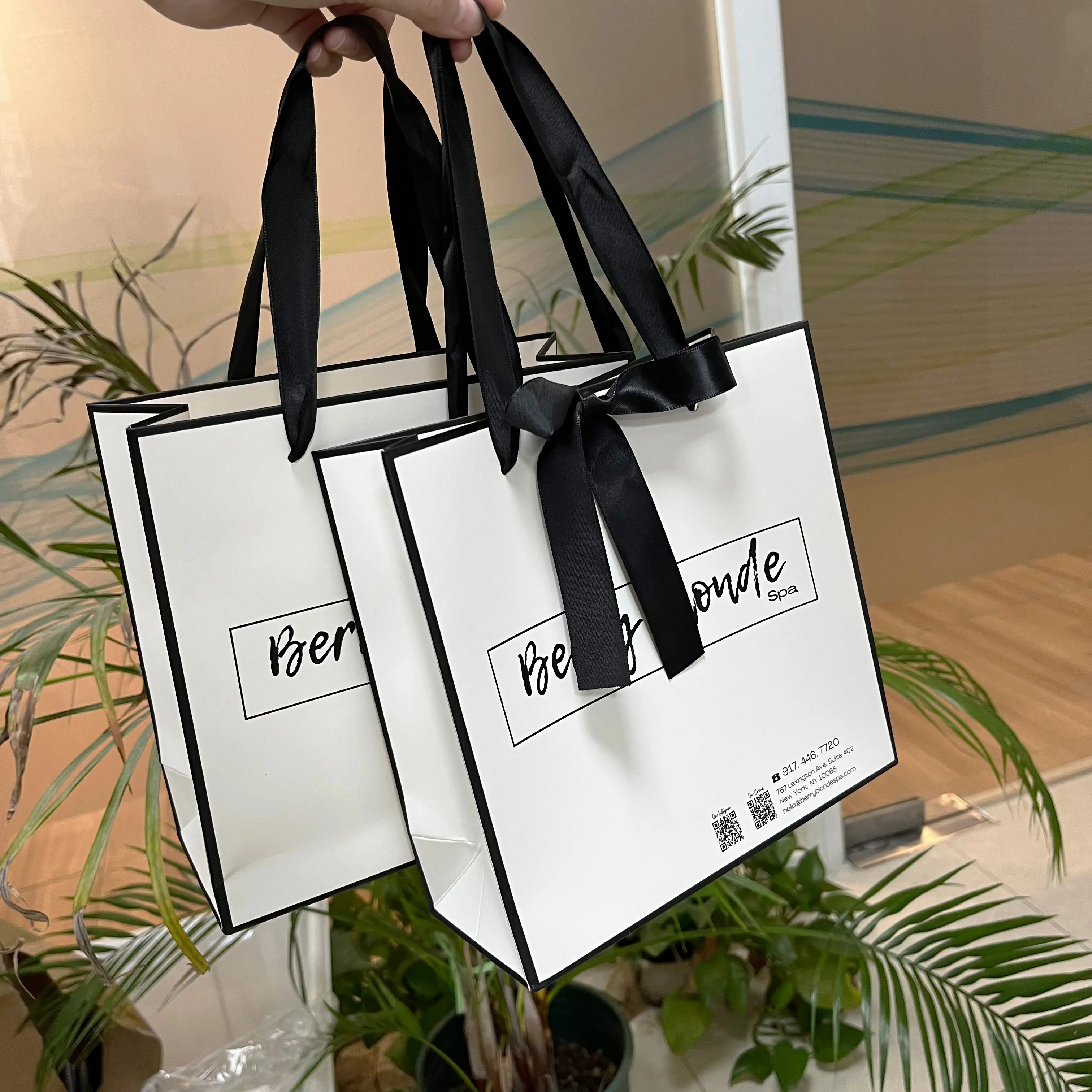 Customized logo luxury white shopping paper bag with ribbon